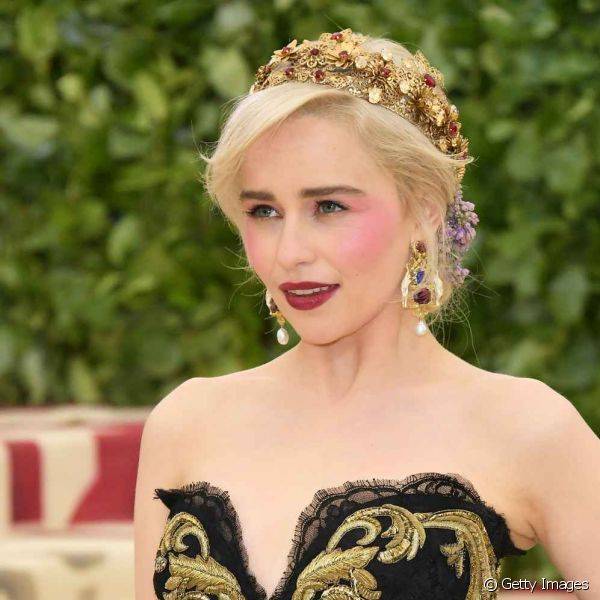 Make Emilia Clarke Met Gala 2018: blush marcado na make art?stica da atriz foi o protagonista da make junto ao batom vinho (Foto: Getty Images)